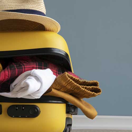 Une valise prête, voilà le plan de fuite idéal quand on ne supporte pas Halloween